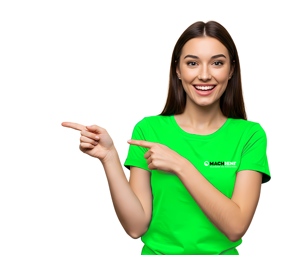 Mulher com tshirt verde da Machrent a apontar para a esquerda com as duas mãos.