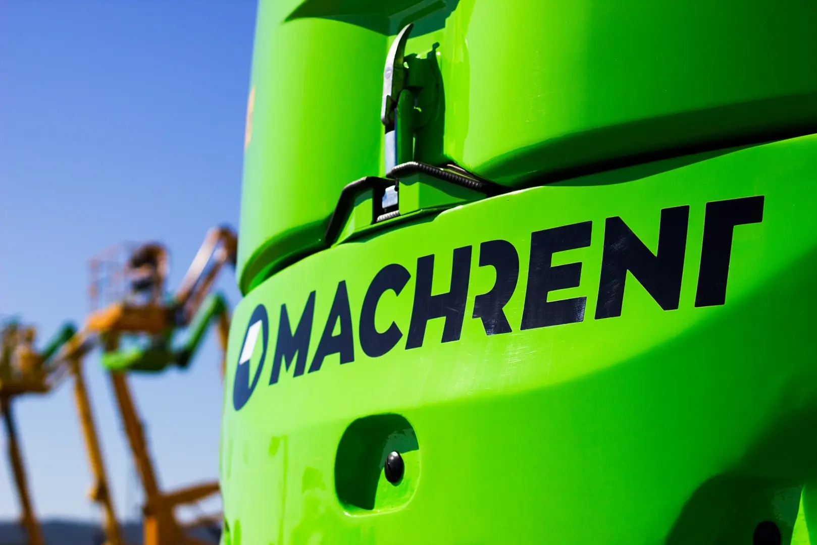 Parte frontal de uma máquina verde com o logotipo da Machrent.