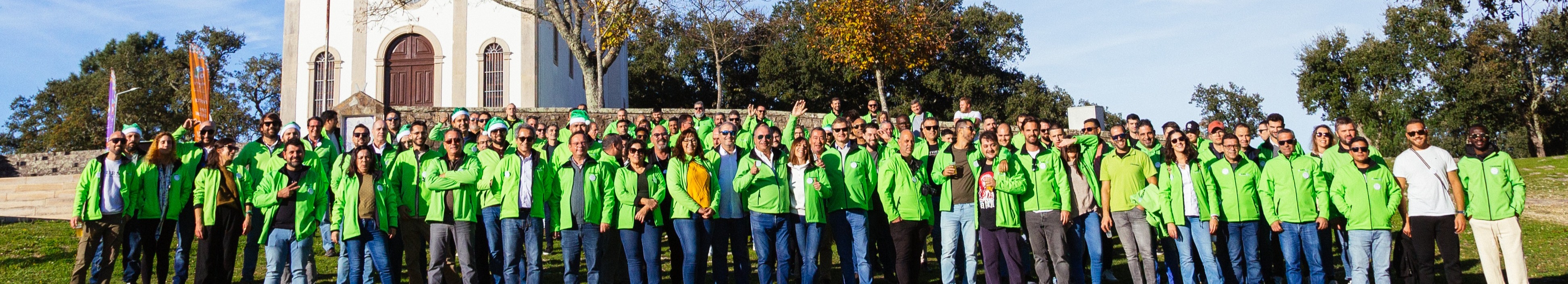 Imagem do banner de grupo de pessoas com casaco verde da Machrent.